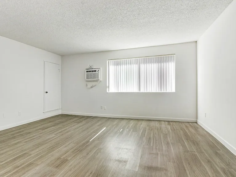 Country Club Apartments — Photo 52