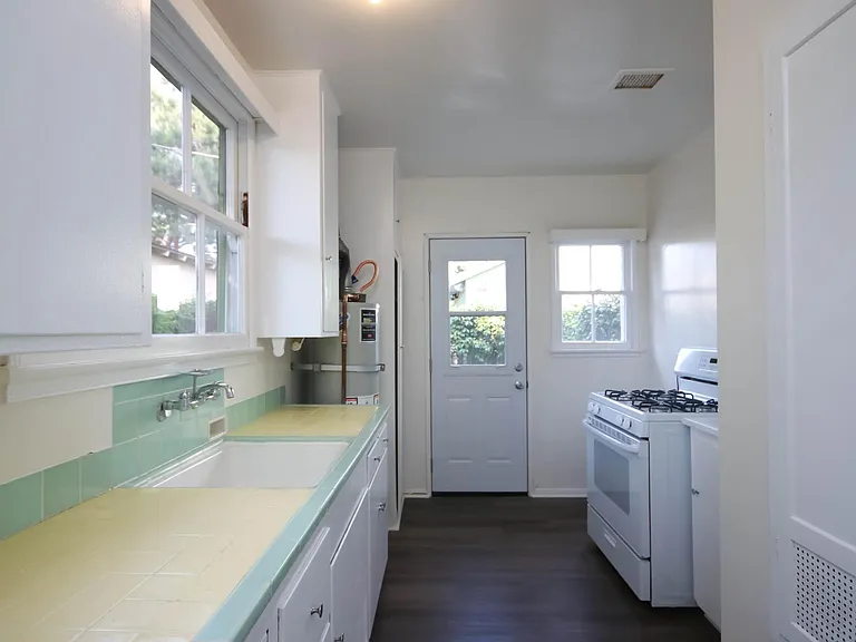 658 N Madison Ave — Photo 10