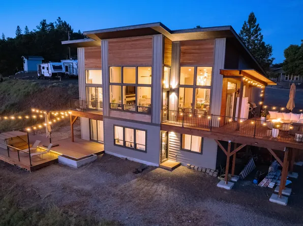 1030 Mount Castle Dr, Eagle Point, OR 97524