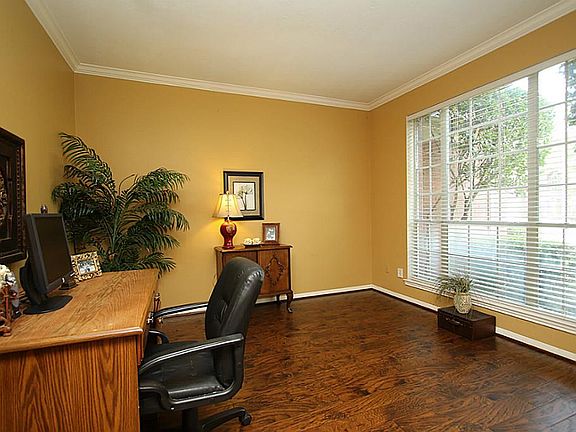 5th image of 15907 Broad Oak Ct
