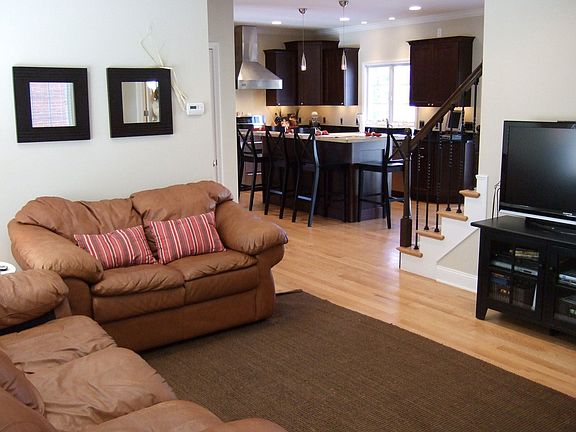 Living Room w/ Crown Molding