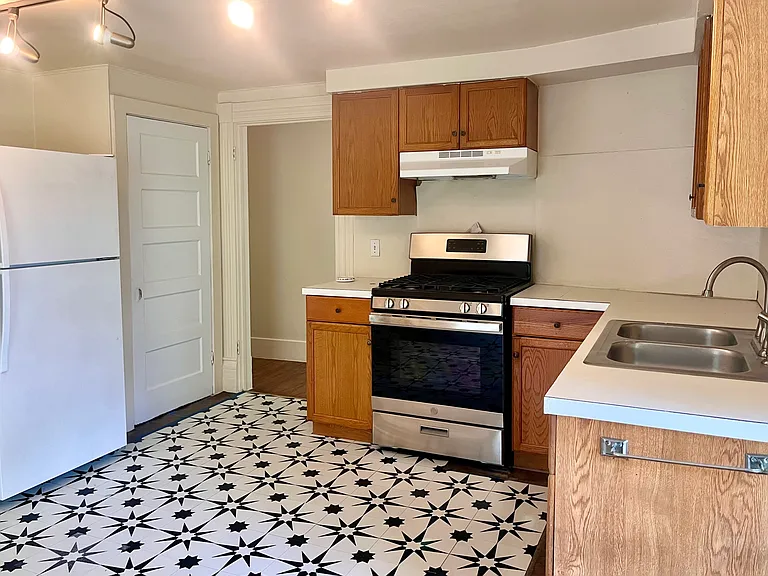 706 W 32nd St #B — Photo 2