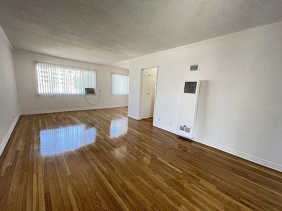 4th image of 956 Wilcox Ave #46wge3f2v