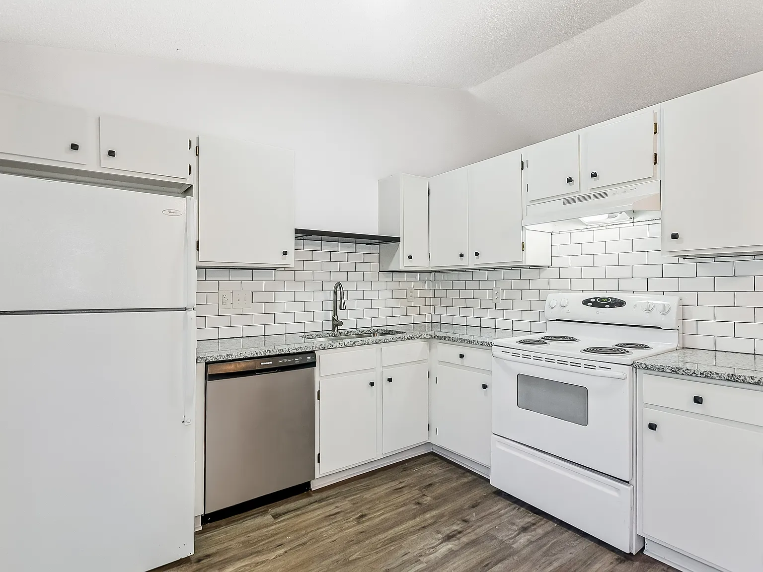 2 bed, 950 sqft, $1,050 — Photo 4
