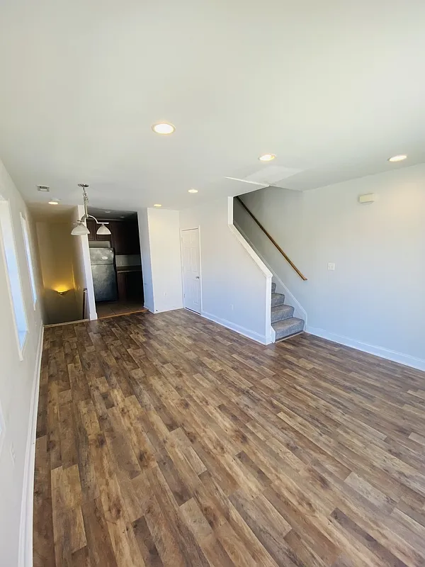 3 bed, 3.0 bath, 1500 sqft, $2,100 — Photo 4