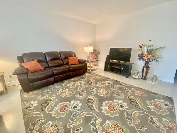 5th image of 67 Burgundy Dr #B
