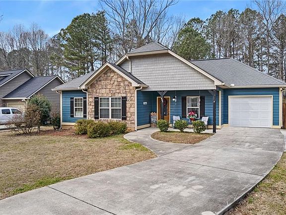 3rd image of 825 Shannon Cir NE