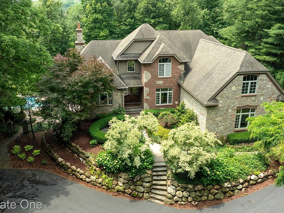 1st image of 9814 Cross Creek Dr
