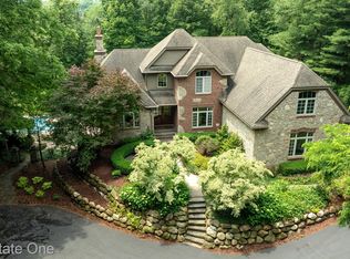9814 Cross Creek Dr, South Lyon, MI