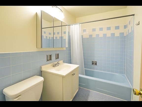 3rd image of 2409 W Balmoral Ave APT 3D