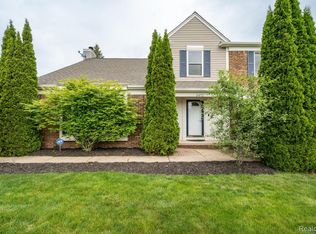 5472 Charrington Ct, West Bloomfield, MI 48324