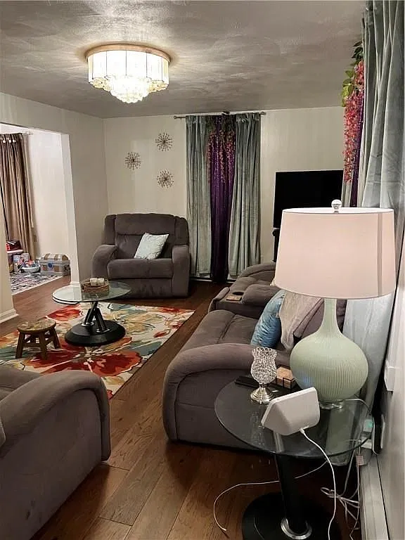 3 bed, 1.0 bath, 1400 sqft, $3,800 — Photo 3