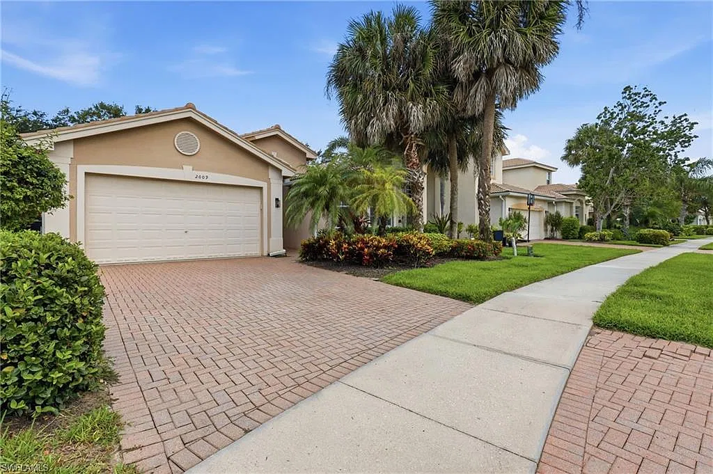 3 bed, 2.5 bath, 2351 sqft, $4,500 — Photo 3
