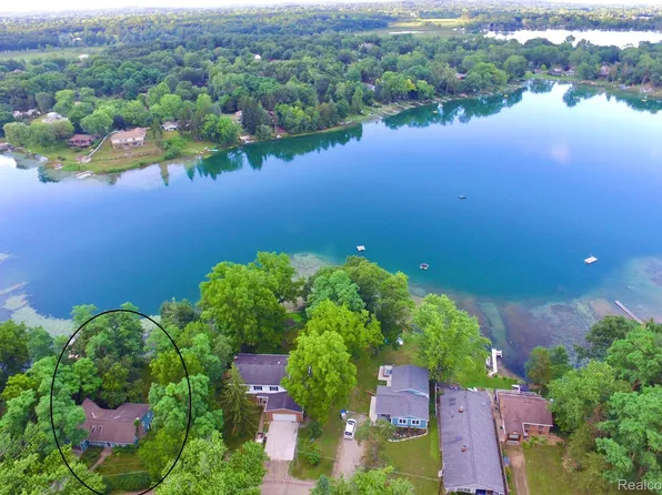 10526 Monticello Rd, Pinckney, MI 48169