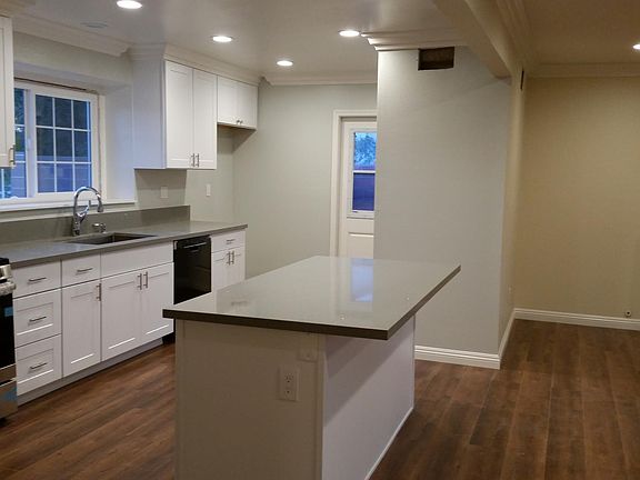 4th image of 806 S Canoga St