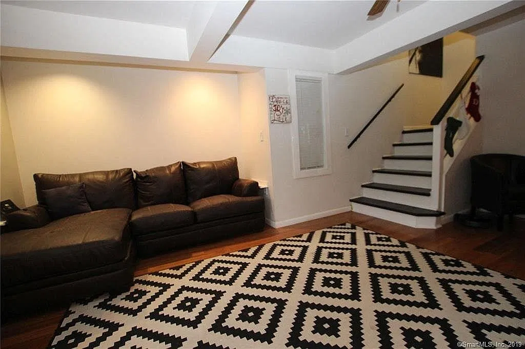 30 Lee Farm Dr — Photo 2