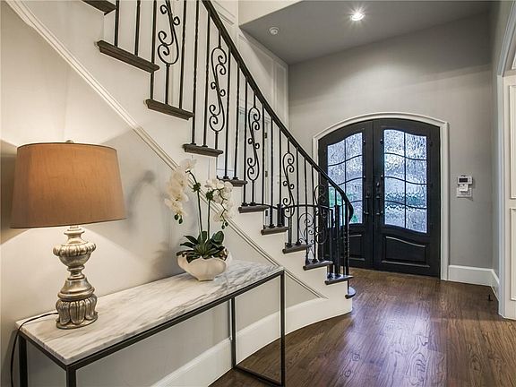 4th image of 5611 Stanford Ave