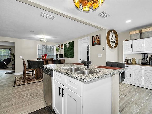 3rd image of 801 Walnut Dr