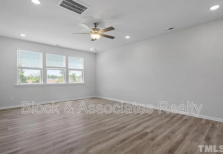 111 Umbrella Way — Photo 8