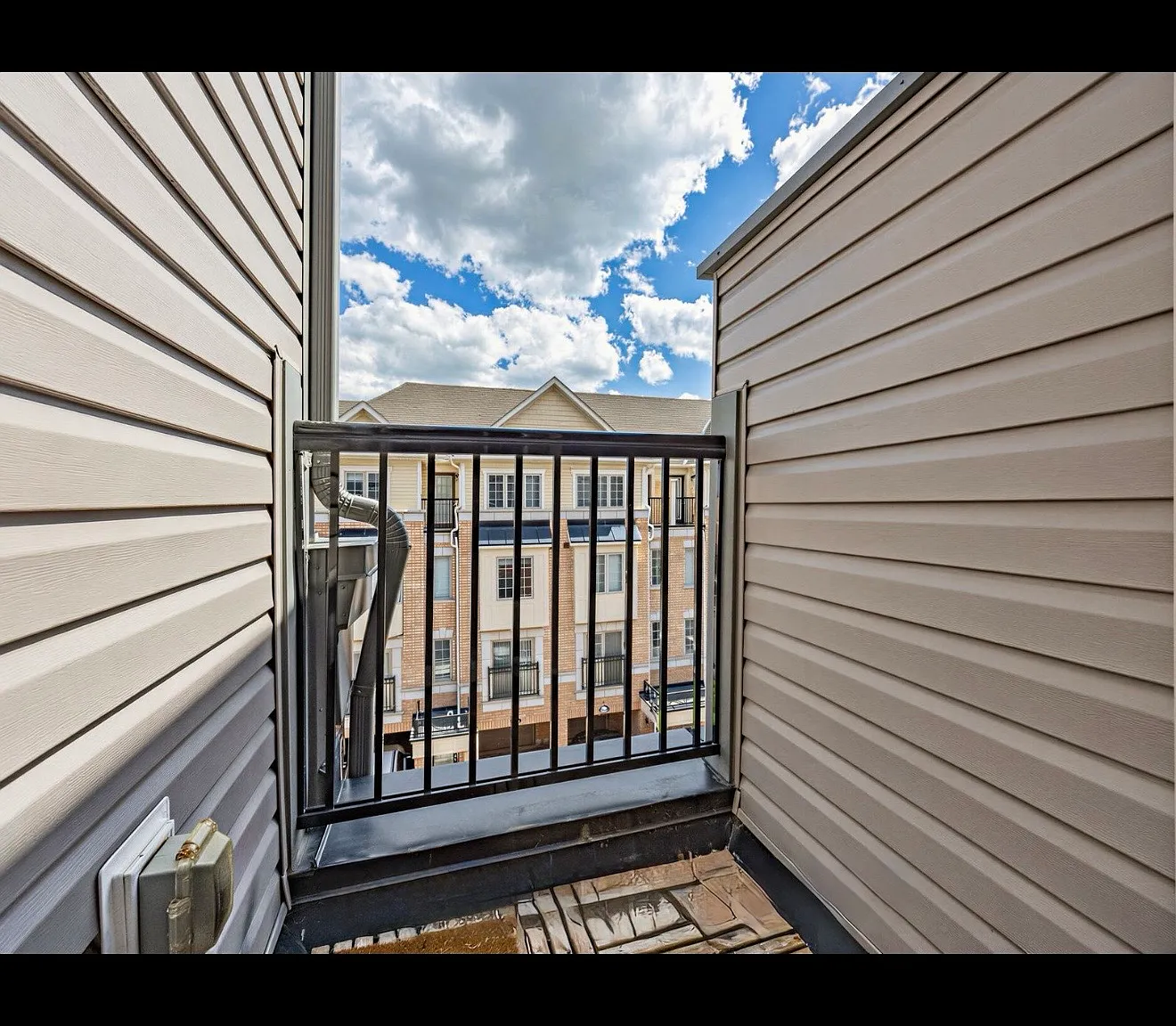4 bed, 1816 sqft, $3,000 — Photo 1
