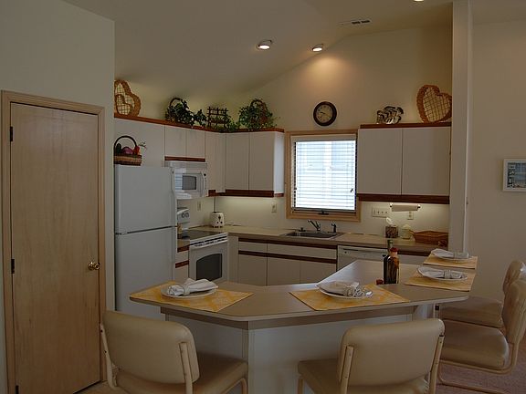 4th image of 4424 Asbury Ave #2