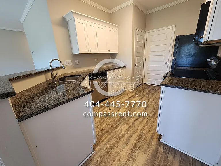 228 Lyndon Way NW — Photo 7