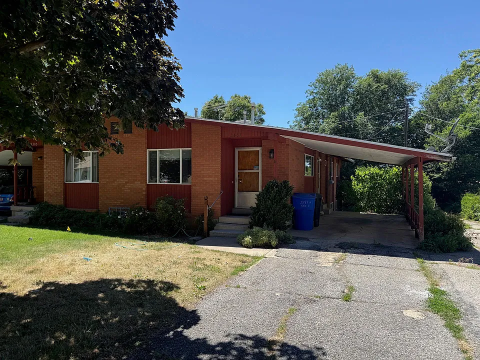 Beautiful apartment with Air conditioner and carport.