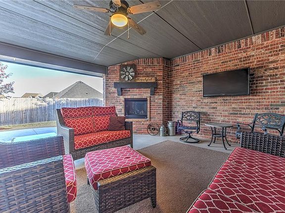 3rd image of 905 NW 184th Ct