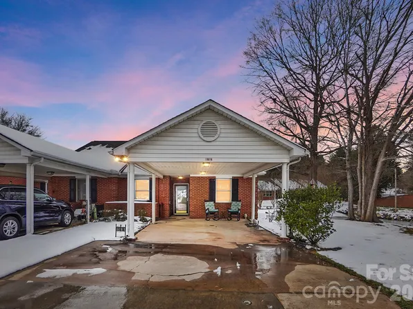 19816 Oak Leaf Cir, Cornelius, NC 28031