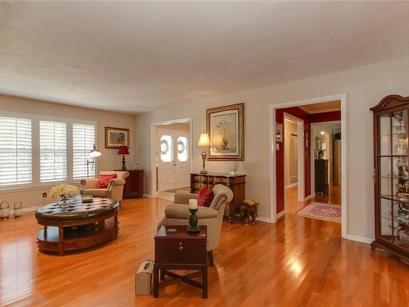 4th image of 637 Astor Ln