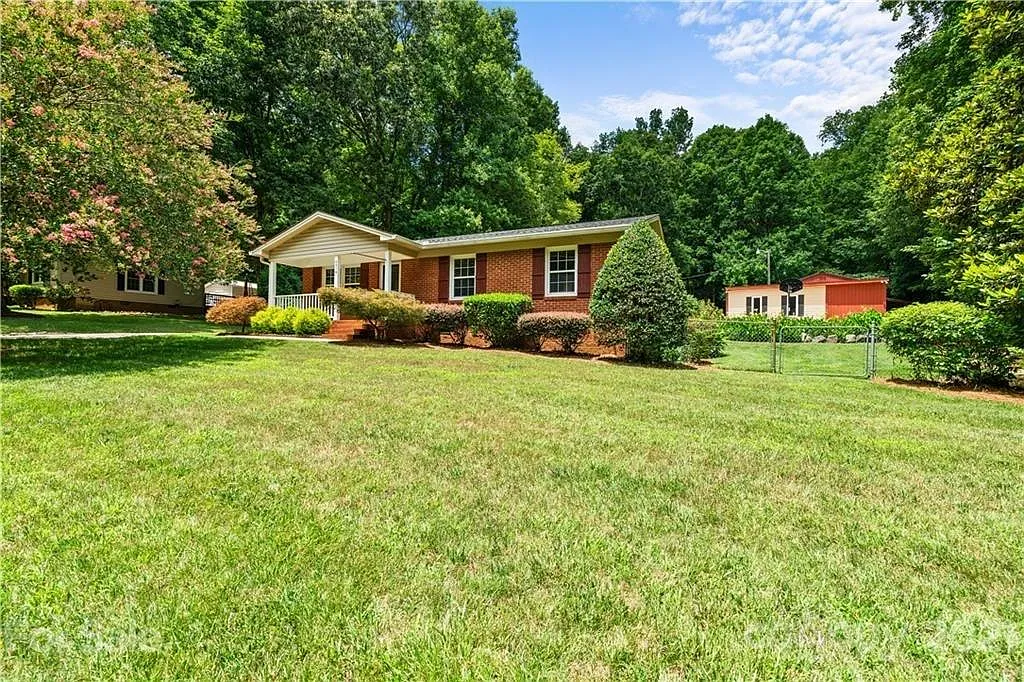 3 bed, 1021 sqft, $1,595 — Photo 3