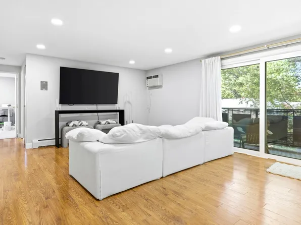206 Rock St APT M7, Norwood, MA 02062
