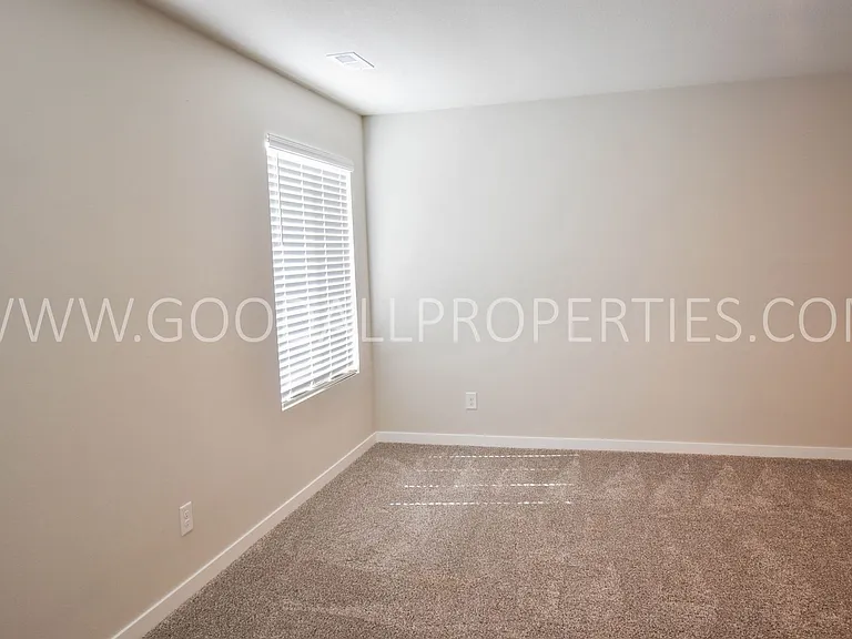 853 NE Iris Ave — Photo 5