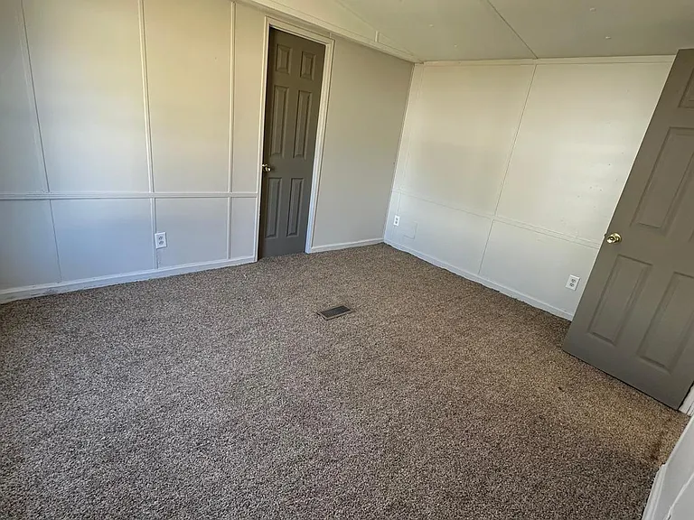 472 Sarah St — Photo 11