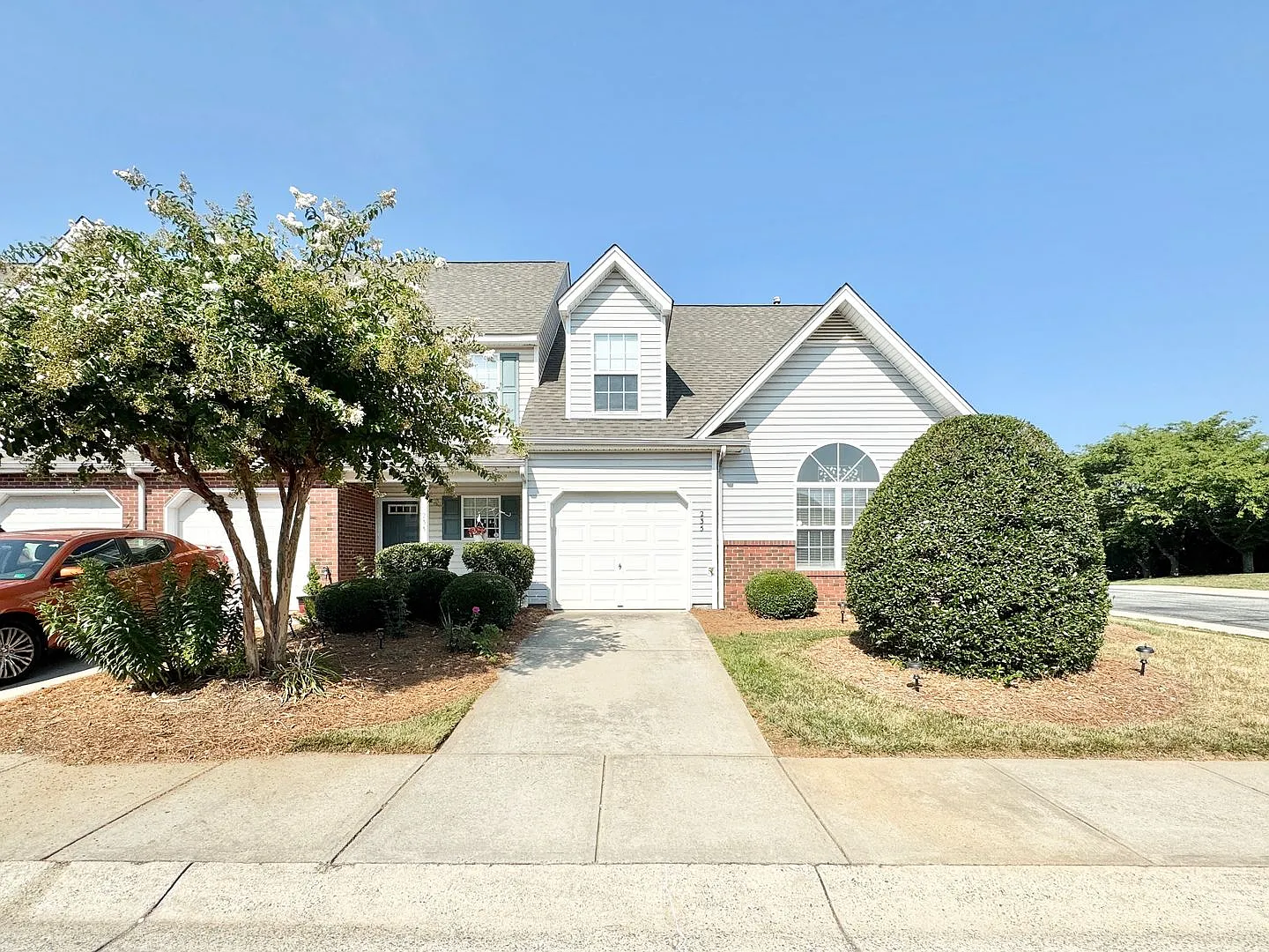 Charming 3 Bedroom in Robyn's Glen! — Photo 1