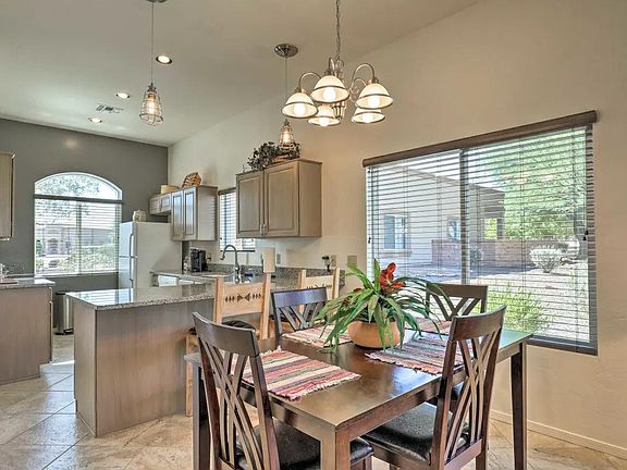 Unit A-KING Suite, Fully Stocked Kitchen, Ice Maker, Coffee Maker & Dining area for 4