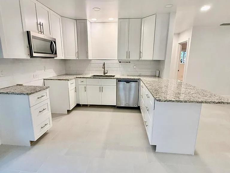 814 S Lake Dr — Photo 3