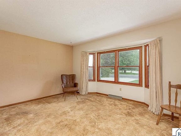 5th image of 1833 Crestview Dr