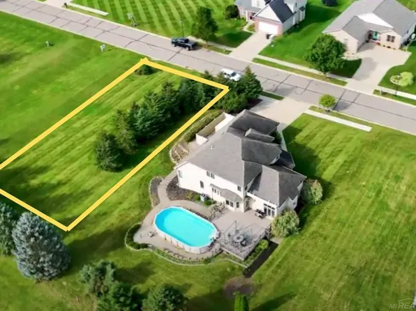 328 Golfside Dr, Lapeer, MI 48446