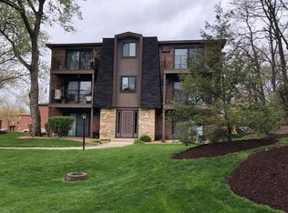 628 W 65th St #6, Westmont, IL 60559