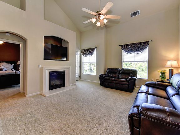 3rd image of 915 Vessona Cir