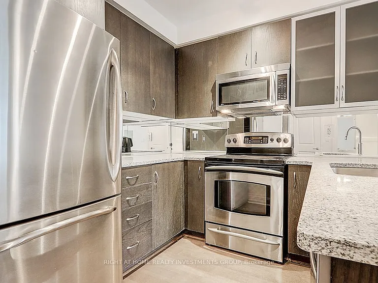 18 Yorkville Ave #704 — Photo 5