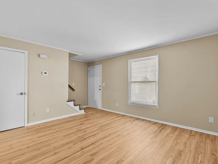 1624 Spring Garden St — Photo 4