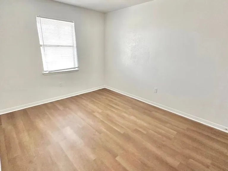 102 E Avenue A — Photo 18
