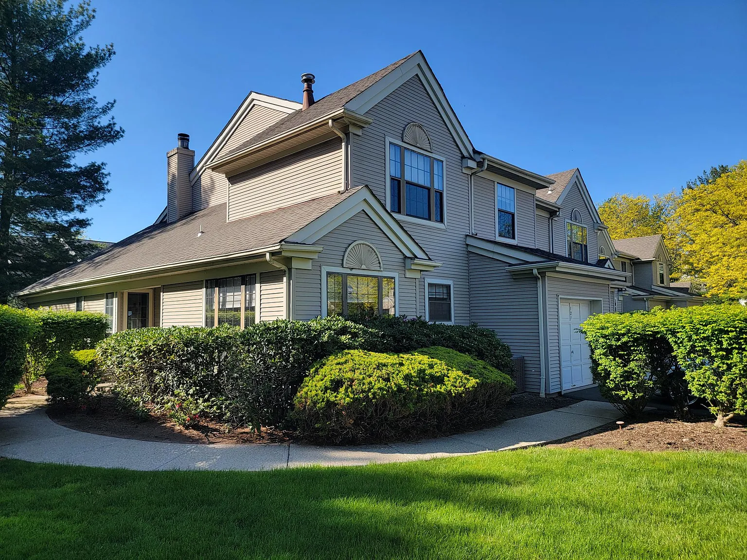 3 bed, 2.5 bath, 2143 sqft, $4,600 — Photo 1