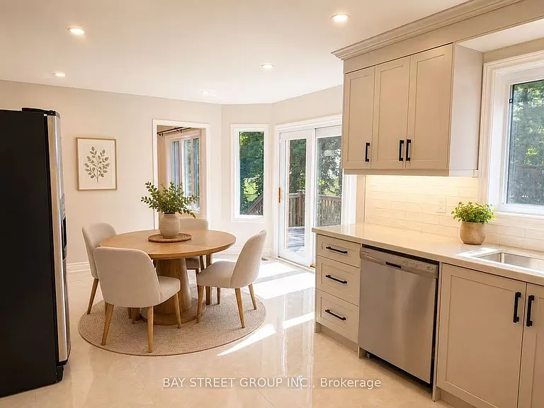 1054 Chateau Ct — Photo 12