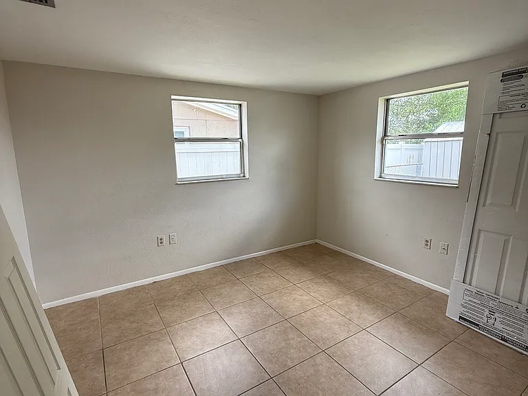 5114 Greenwood St — Photo 4