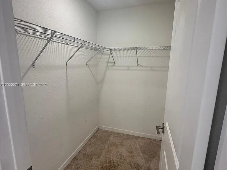 1048 SE 23rd Ter — Photo 4