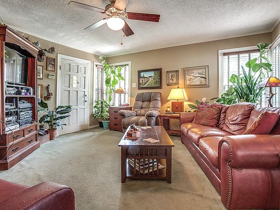 2nd image of 1212 Shady Ln