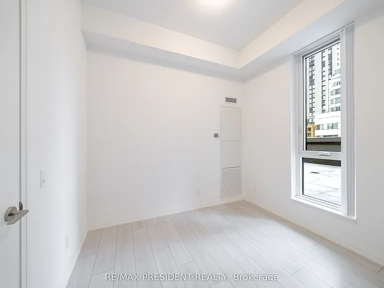 400 King St W #808 — Photo 14